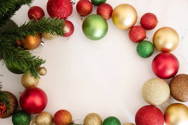 Yılbaşı topları arka planda takılar. Metin girdisi için boş boşluk