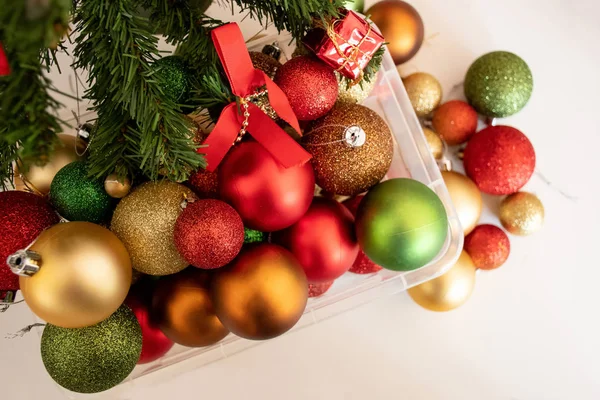 Χριστουγεννιάτικες μπάλες σε ένα πλαστικό διαφανές κουτί έτοιμο να διακοσμήσει ένα χριστουγεννιάτικο δέντρο. Επιλεκτική εστίαση — Φωτογραφία Αρχείου