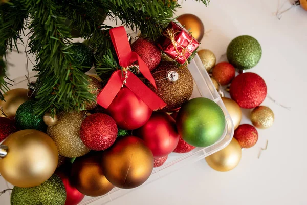 Χριστουγεννιάτικες μπάλες σε ένα πλαστικό διαφανές κουτί έτοιμο να διακοσμήσει ένα χριστουγεννιάτικο δέντρο. Επιλεκτική εστίαση — Φωτογραφία Αρχείου