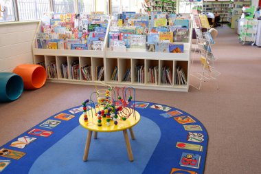 Sydney, Avustralya - 2019-07-19 Yerel kütüphanede. Kitaplıklarla dolu küçük çocuklar köşesi. Miranda, Nsw