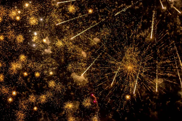 Espectacular fuegos artificiales en el cielo oscuro. Celebración backgoround. Concepto de Año Nuevo —  Fotos de Stock