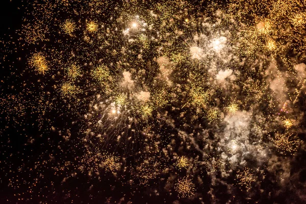在黑暗的天空中,壮观的烟火. 庆祝回归祖国。 新年概念 — 图库照片