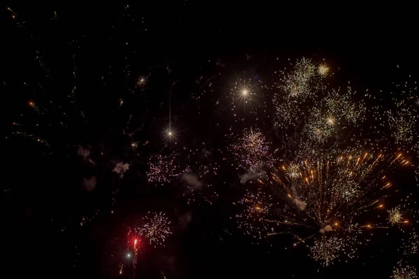 Espectacular fuegos artificiales en el cielo oscuro. Celebración backgoround. Concepto de Año Nuevo —  Fotos de Stock