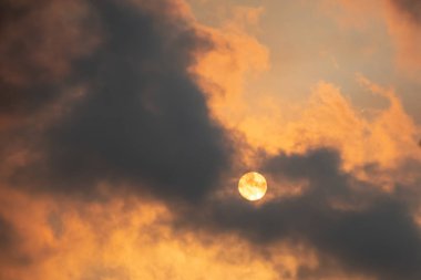 Çalı yangınlarının dumanı gökyüzünü kaplıyor ve sislerin arasından zar zor görünen parlayan güneş. Felaket yangın tehlikesi, Nsw, Avustralya