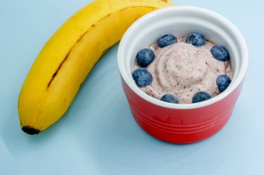 Muzlu, yaban mersinli krema. Glütensiz ve sütsüz sağlıklı tatlı.