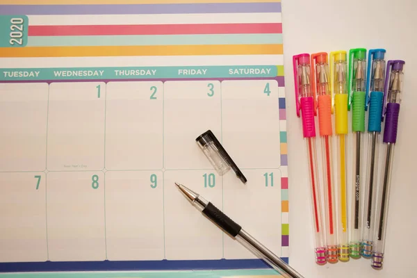 2020 Kalendarz planowania i pisania pomysłów z tęczowymi długopisami na boku — Zdjęcie stockowe