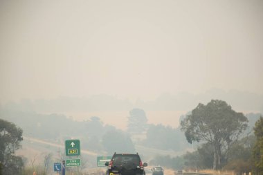 Sydney, Avustralya 2019-12-28 Avustralya çalı ateşi: Berrima, Nsw yakınlarındaki Hume Otoyolu üzerindeki orman yangınlarından duman bulutu. Sağlıksız hava koşulları.