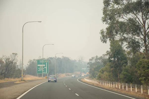 Sydney, Australien 2019-12-28 Australian bushfire: rök från bushfires över Hume Highway nära Alpine, Nsw. Ohälsosamma luftförhållanden. — Stockfoto