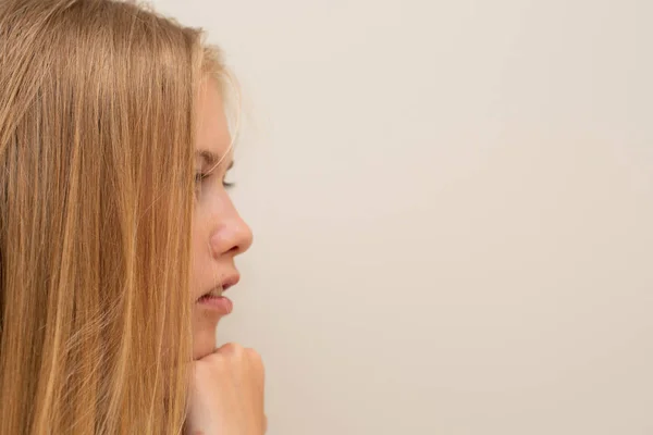 Side view of young teenager girls deep in thoughts. Thinking concept — Stock Photo, Image