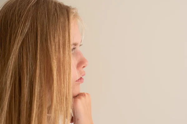 Side view of young teenager girls deep in thoughts. Thinking concept — Stock Photo, Image