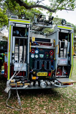 Sydney, Avustralya - 2014-09-21. İtfaiye ve Kurtarma Yeni Güney Galler itfaiye aracı çimlerin üzerinde duruyor.