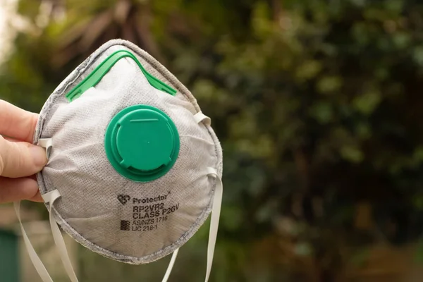 Sydney, Australia 2020-01-05 Protector P2GV máscara de respirador desechable de carbono adecuado para proteger de las partículas de humo de combustión PM2.5 — Foto de Stock
