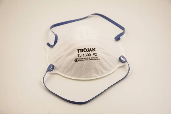 Sydney, Australia 2020-01-05 Topeng respirator sekali pakai Trojan P2 cocok untuk melindungi dari partikel kabut asap kebakaran semak PM2.5 — Stok Foto