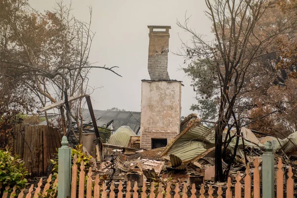 Australian bushfire aftermath: A lonely chimney on burnt building remains in Blue Mountains, Australia — Stock Photo, Image