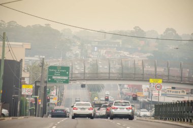Sydney, Avustralya 2020-01-12-10 Avustralya çalı yangını: Sarı duman bulutunun içinden şehir manzarası. Sağlıksız hava koşulları.