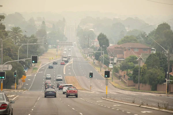 Sydney, Australia 2020-01-12-10 Kebakaran semak Australia: pemandangan kota perkotaan melalui kabut asap kuning. Kondisi udara tidak sehat . — Stok Foto