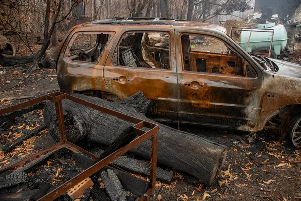 Australian bushfire aftermath: Burnt car and rubble at Blue Mountains, Australia — Stock Photo, Image