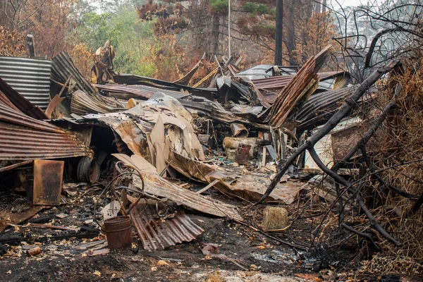 Nachwirkungen der Buschbrände in Australien: Verbrannter Bauschutt an blauen Bergen, Australien — Stockfoto