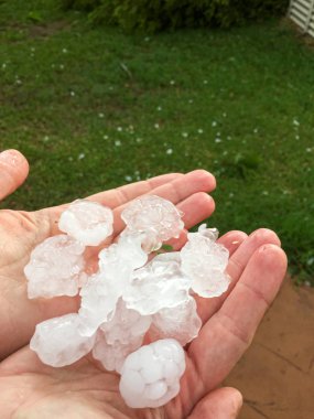 Sidney, Avustralya 'daki şiddetli dolu fırtınasından sonra elleri dolu dolu tutuyor.