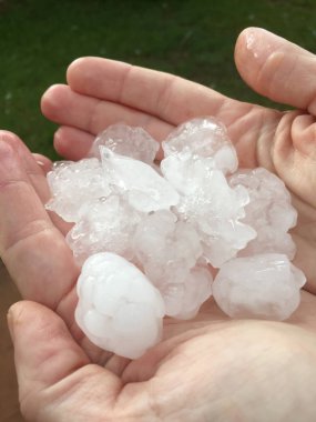 Sidney, Avustralya 'daki şiddetli dolu fırtınasından sonra elleri dolu dolu tutuyor.