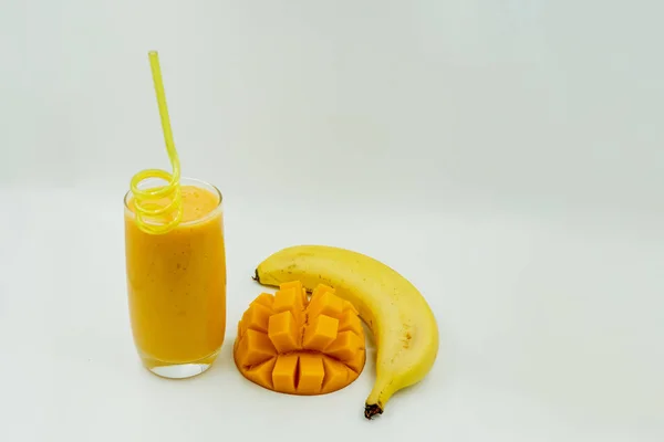 Milkshake caseiro saudável ou smoothie tropical. Misture banana fresca ou congelada e manga e adicione um pouco de leite. Almold, aveia ou leite de arroz funcionaria para veganos. Sem açúcar adicionado sobremesa. Foco seletivo — Fotografia de Stock