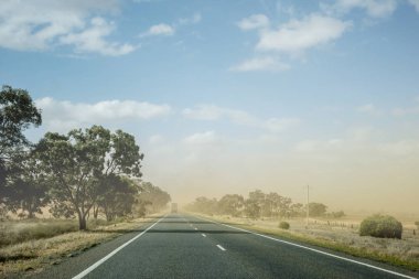 Mildura, Avustralya yakınlarında bir toz fırtınası. Havadaki toz parçacıkları düşük görüş mesafesine neden olur