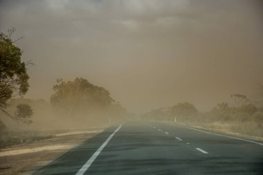 Mildura, Avustralya yakınlarında bir toz fırtınası. Havadaki toz parçacıkları düşük görüş mesafesine neden olur
