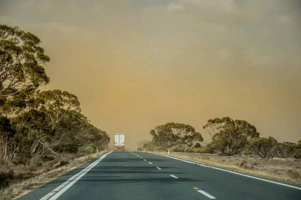 Uma tempestade de poeira na estrada perto de Mildura, Austrália. Partículas de poeira no ar causam baixa visibilidade — Fotografia de Stock