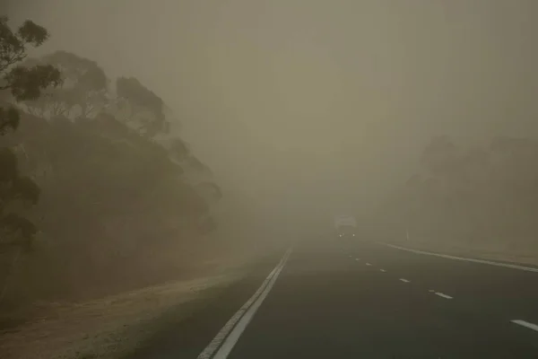 Mildura, Avustralya yakınlarında bir toz fırtınası. Havadaki toz parçacıkları düşük görüş mesafesine neden olur