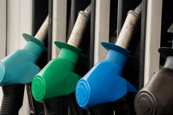 Benzin istasyonunda farklı gaasoin pompaları var. Benzin fiyatları kavramı — Stok fotoğraf