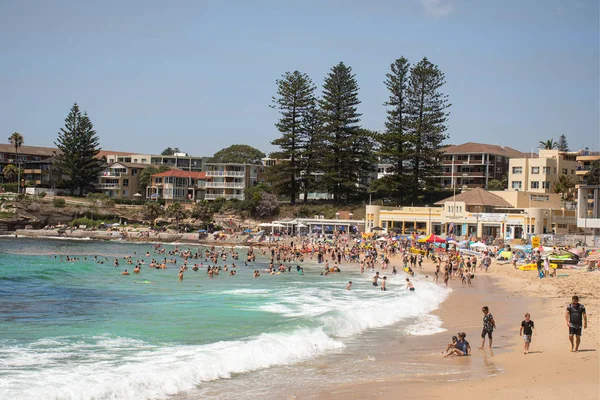 Sydney, Ausztrália 2020-01-26 A Cronulla strand túlzsúfolt volt Ausztrália napján. Az emberek pihennek, úsznak és napoznak a nyári napon. Ausztrál életmód — Stock Fotó