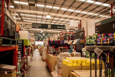 Sydney, Avustralya - 2020-01-03 Bunnings Depo 'nun iç manzarası. Bunnings, Avustralya ve Yeni Zelanda 'da mağazaları olan en büyük ev donanım zinciri..