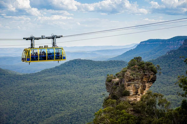 Blue Mountains, Australia -2016-02-14 Scenic Skyway Cable car glides between cliff tops at Katoomba, Blue Mountains — Stock Photo, Image