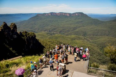 Mavi Dağlar, Avustralya - 2016-02-14 Turistler Katoomba, Mavi Dağlar 'da Üç Kız Kardeş kaya oluşumunun keyfini çıkarıyorlar