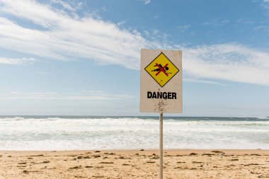 Avustralya plajında yüzücüler için tehlike işareti