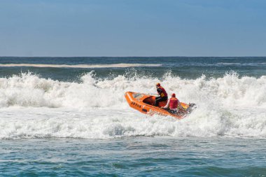 Cronulla, Avustralya 2020-02-15 Sörf kurtarma botu Wanda Beach, Nsw, Avustralya 'da dalgalara atlıyor..