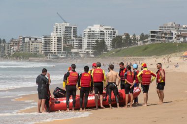 Cronulla, Avustralya 2020-02-15 Sörf Kurtarma Eğitimi devam ediyor. Sörf kurtarma botu Wanda Beach, NSW, Avustralya 'da mürettebatla çevrili..