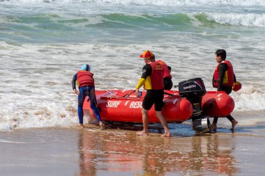 Cronulla, Avustralya 2020-02-15 Sörf Kurtarma Eğitimi devam ediyor. Sörf kurtarma botu Wanda Beach, Nsw, Avustralya 'ya gitmeye hazır..