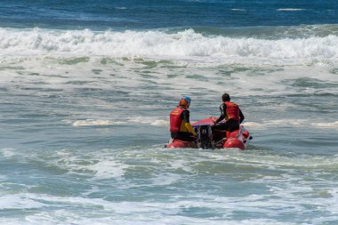 Cronulla, Avustralya 2020-02-15 Sörf Kurtarma Eğitimi devam ediyor. Sörf kurtarma botu Wanda Beach, Nsw, Avustralya 'da dalgalarda yüzüyor..
