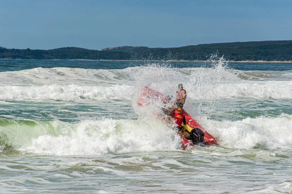 Cronulla, Austrália 2020-02-15 Barco salva-vidas Surf saltando nas ondas em Wanda Beach, NSW, Austrália . — Fotografia de Stock