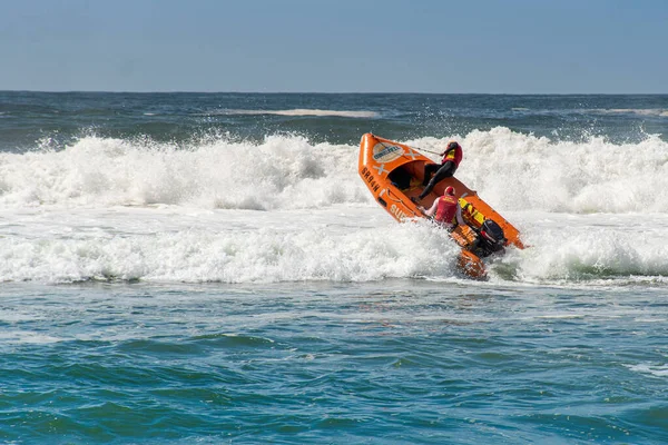 Cronulla, Austrália 2020-02-15 Barco salva-vidas Surf saltando nas ondas em Wanda Beach, NSW, Austrália . — Fotografia de Stock