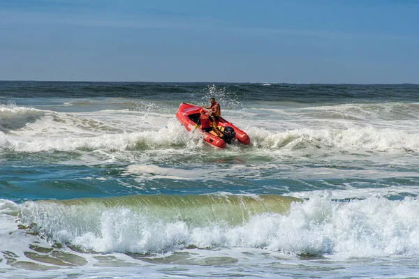 Cronulla, Austrália 2020-02-15 Barco salva-vidas Surf saltando nas ondas em Wanda Beach, NSW, Austrália . — Fotografia de Stock