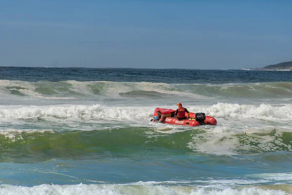 Cronulla, Austrália 2020-02-15 Treinamento de salvamento de surfistas em andamento. Pick up de resgate em Wanda Beach, NSW, Austrália . — Fotografia de Stock