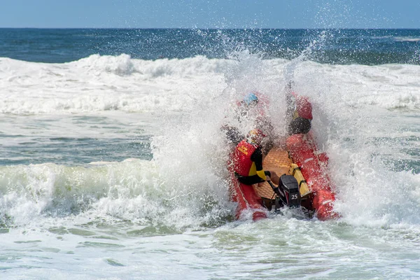 Cronulla, Austrália 2020-02-15 Barco salva-vidas Surf saltando nas ondas em Wanda Beach, NSW, Austrália . — Fotografia de Stock