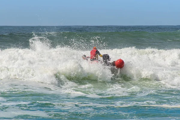 Surf salvamento salva-vidas barco saltando sobre as ondas — Fotografia de Stock