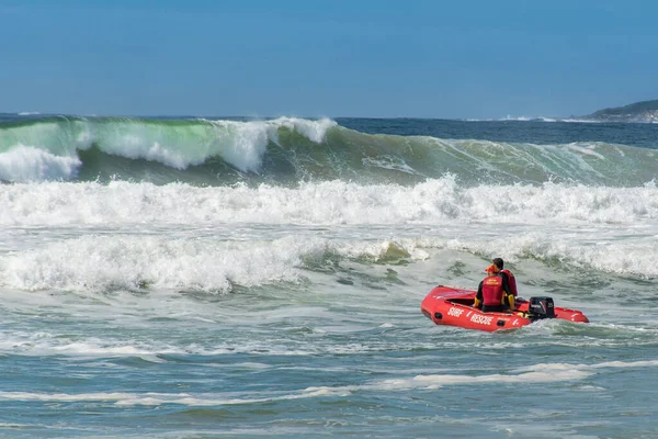 Cronulla, Australia 2020-02-15 Surf rescue life savvers boat and impressive waves at Wanda Beach, NSW, Australia . — Foto de Stock