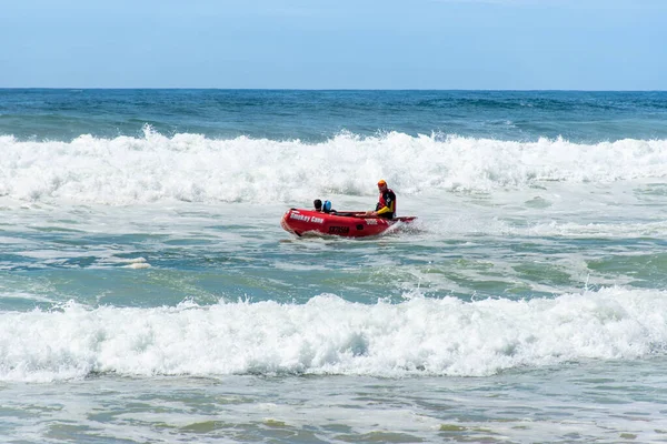 Cronulla, Austrália 2020-02-15 Treinamento de salvamento de surfistas em andamento. Barco de resgate de surf flutuando nas ondas em Wanda Beach, NSW, Austrália . — Fotografia de Stock