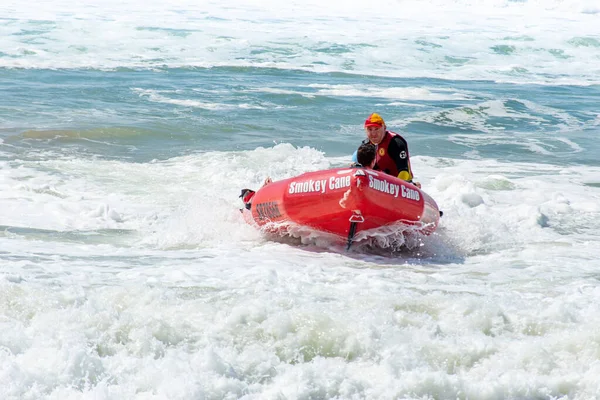 Cronulla, Austrália 2020-02-15 Treinamento de salvamento de surfistas em andamento. Barco de resgate de surf flutuando nas ondas em Wanda Beach, NSW, Austrália . — Fotografia de Stock