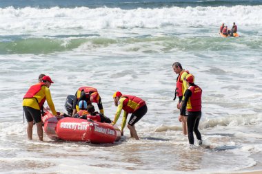 Cronulla, Avustralya 2020-02-15 Sörf Kurtarma Eğitimi devam ediyor. Sörf kurtarma botu Wanda Beach, NSW, Avustralya 'da mürettebatla çevrili..