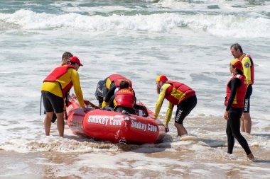 Cronulla, Avustralya 2020-02-15 Sörf Kurtarma Eğitimi devam ediyor. Sörf kurtarma botu Wanda Beach, Nsw, Avustralya 'da mürettebat ve hasta taşımacılığı ile çevrili..